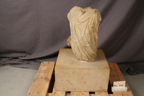 statuette, image 2/9