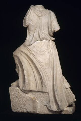 Femme drapée en course, image 7/8