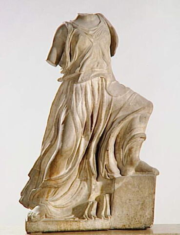 Femme drapée en course, image 8/8