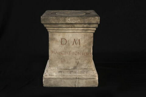 autel funéraire  ; base de statue