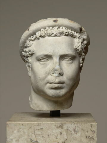 statue