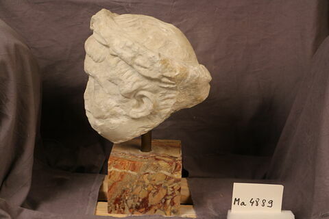 statue, image 3/7