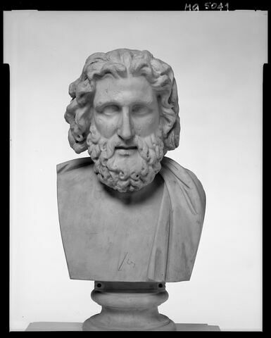 statue