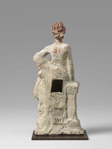 Aphrodite appuyée sur un pilier, image 2/4