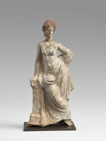 Aphrodite appuyée sur un pilier