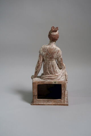 Femme assise à l'éventail, image 2/5