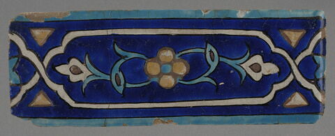 Fragment de carreau de revêtement à décor floral