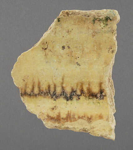 Fragment de fond avec amorce de paroi