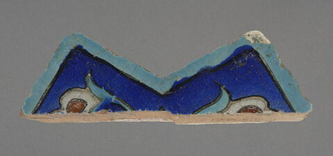 Carreau en forme de noeud papillon au décor bleu et blanc