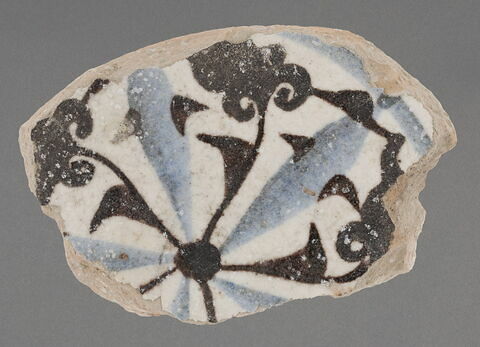 Fragment de fond de coupe orné d'un motif rayonnant