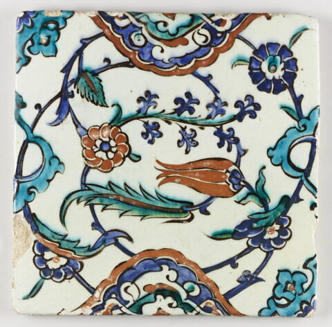 Carreau aux rinceaux quatre fleurs et médaillons polylobés à fleurons-nuages