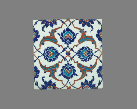 Carreau au réseau cruciforme de fleurons bifides rumi, de palmettes et de fleurs épanouies