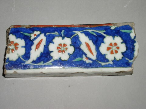 Fragment d'un écoinçon à rosettes et feuilles dentelées sur fond cobalt