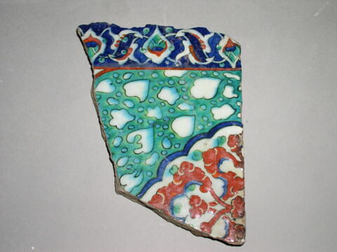 Fragment de carreau à mandorle meublée de nuages tchi et fond marbré vert