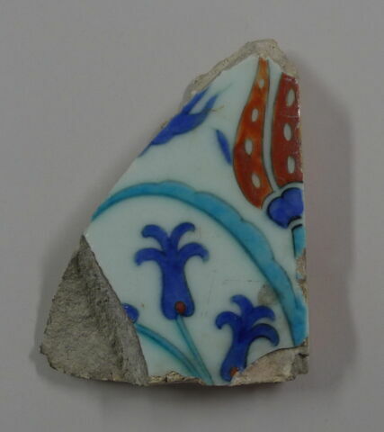 Fragment de carreau aux tigrures et tulipes