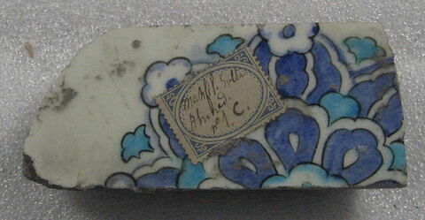 Fragment de carreau à fleur hatayi et feuilles hançeri