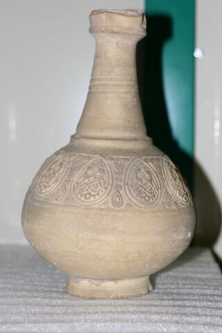 Bouteille de forme ovoïde à col droit