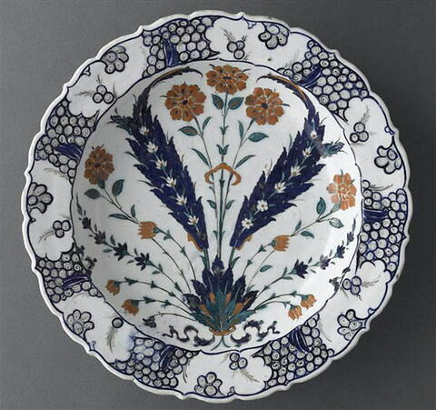 Plat au bouquet symétrique à feuilles hanceri, image 4/4