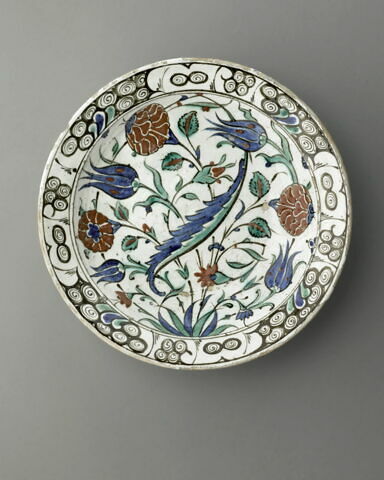 Plat au bouquet de roses et de tulipes formant un cercle