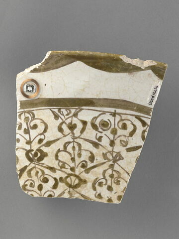 Fragments de bord de plat aux sphinx et cavalier, image 2/5