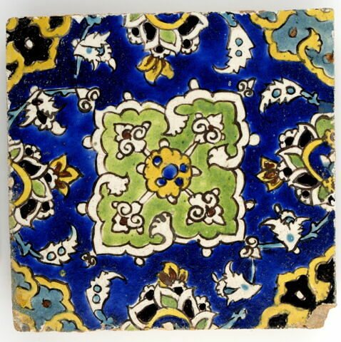 Carreau de revêtement aux motifs cruciformes
