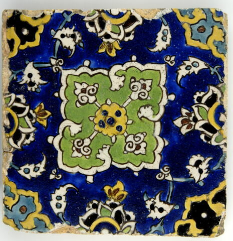 Carreau de revêtement aux motifs cruciformes