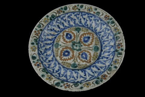 Plat au décor bleu et blanc et polychrome, image 2/4