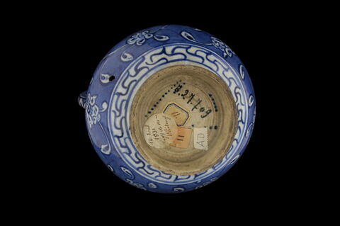 Pichet à rinceaux fleuris sur fond bleu, image 6/6