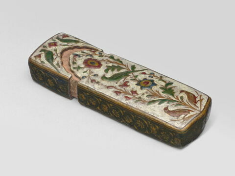 Etui à décor floral en relief, image 5/13