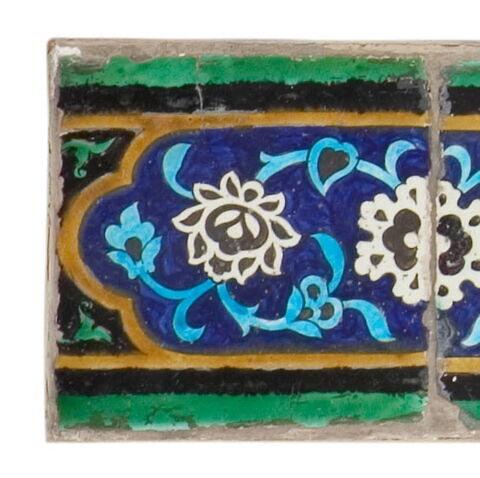 Carreau à décor de cartouche à motifs floraux, image 3/3