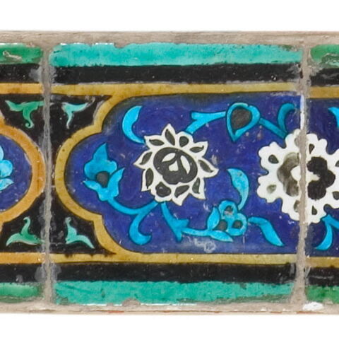 Carreau à décor de cartouche à motifs floraux, image 2/2