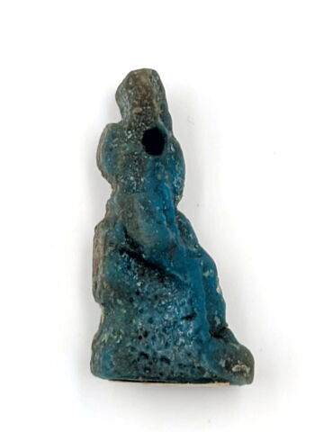 amulette ; figurine d'Isis allaitant, image 2/4