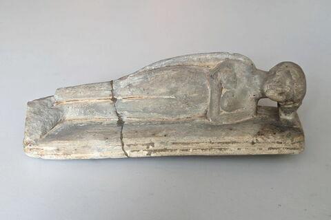 figurine féminine couchée