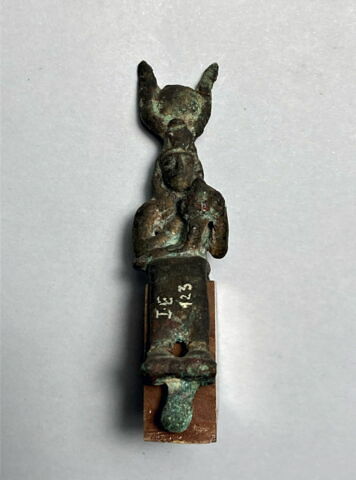 figurine d'Isis allaitant