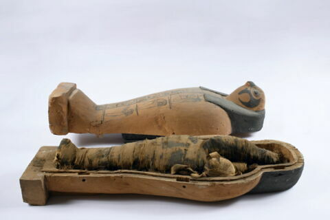 Cercueil miniature contenant une pseudo-momie d'Osiris, deux figurines de fils d'Horus et une boule magique ou scarabée, image 4/4