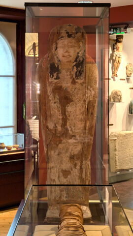 cercueil momiforme mains cachées