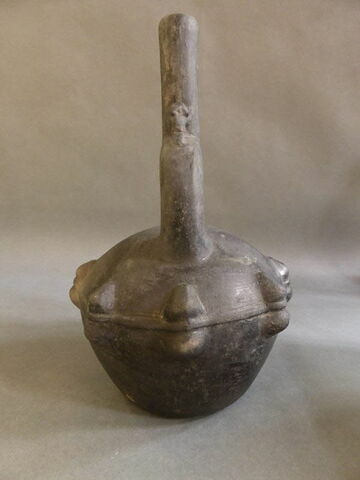 vase, image 2/2