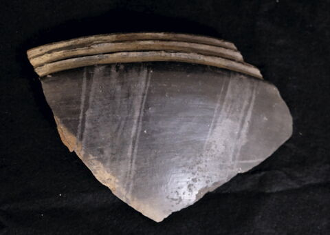 vase ; fragment, image 2/2