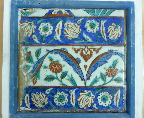 Carreau aux trois frises de fleurs et palmettes