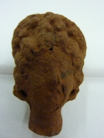 figurine de tête de femme romaine à cou fermé