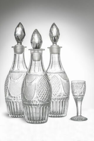 Carafe à liqueure avec bouchon, d'un ensemble avec trois carafes et un verre à pied