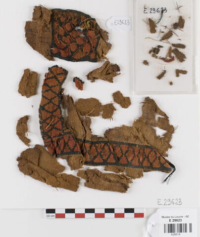 tabula ; bande décorative d'habillement ; fragments