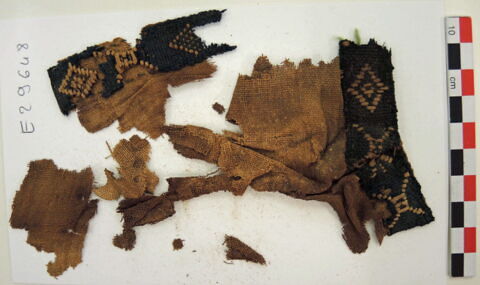 manche d'habit ; bande décorative d'habillement ; fragments, image 2/2