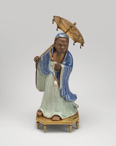 Un homme portant une ombrelle