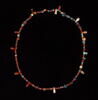 collier à pendentif ; amulette ; perle rondelle ; perle globulaire ; perle irrégulière ; perle en pavot, image 3/6