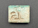 perle en pastille rectangulaire ; amulette oudjat, image 2/2