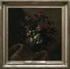Fleurs dans un vase de marbre blanc, image 2/3