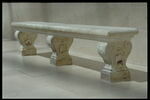 Banc composé de trois pieds ornés de coquilles et d'une plaque de marbre, image 2/5