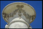 Vase orné de guirlandes de fleurs, image 15/15