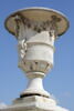 Vase orné de guirlandes de fleurs, image 9/15